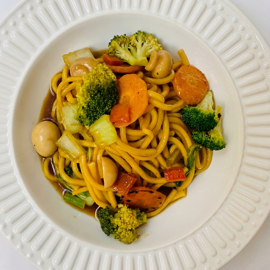 macarrão oriental, preparados com carne acelga, repolho, cenoura, champignon e brócolis, envolvidos em nosso molho especial e finalizados com ovos de codorna.