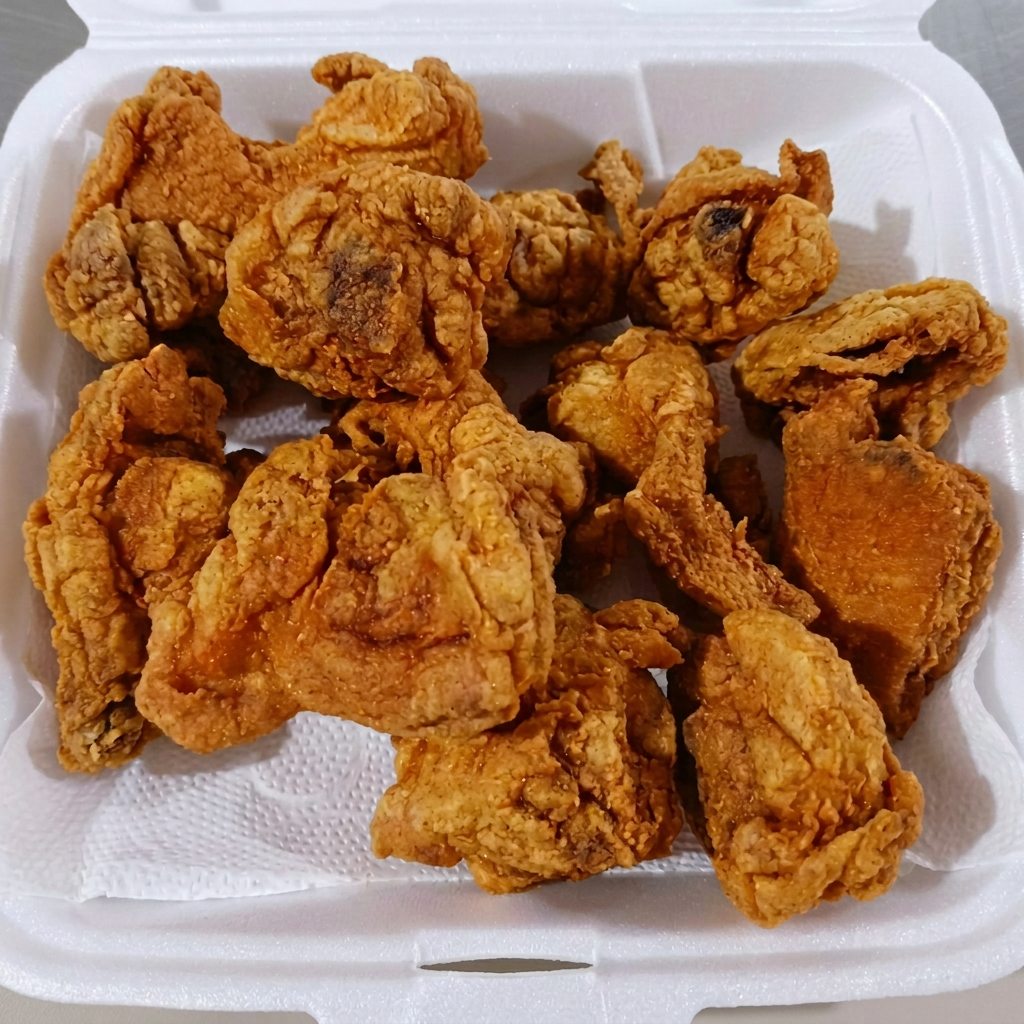 900 grs de Frango à passarinho com rodelas de cebola empanadas e molho de alho de acompanhamento. Tudo isso no conforto da sua casa