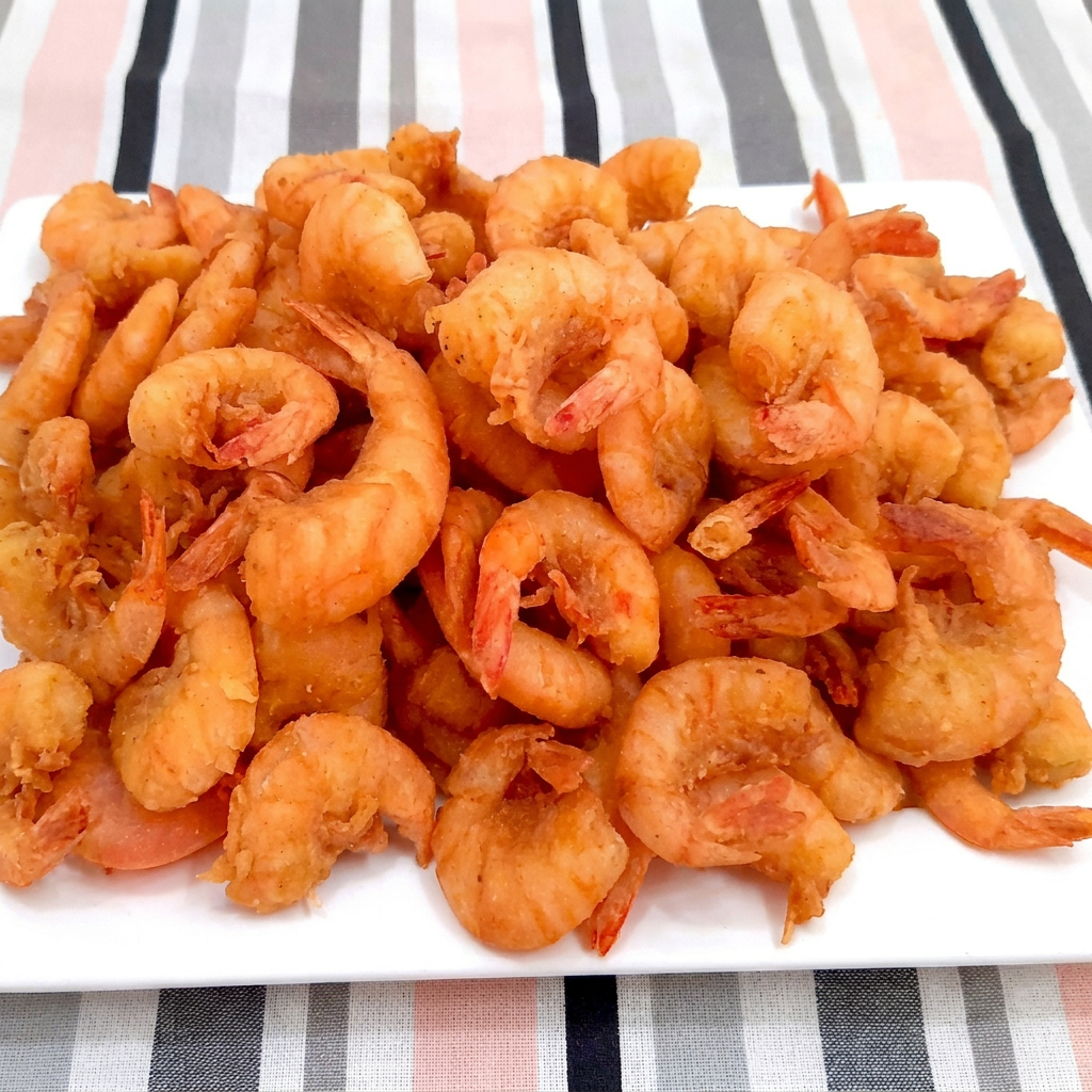 Camarões sem casca empanados na farinha e fritos