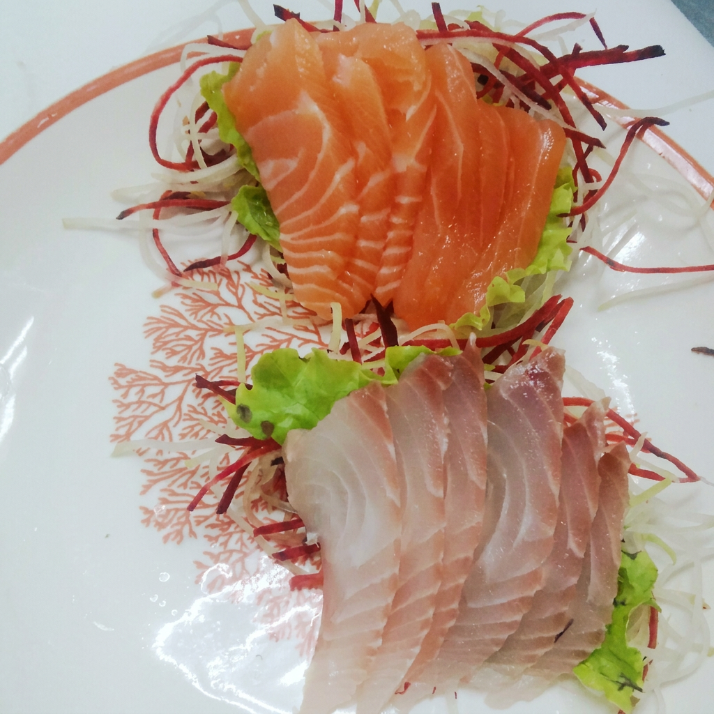 6 sashimis de salmão, 6 sashimis de tilápia.