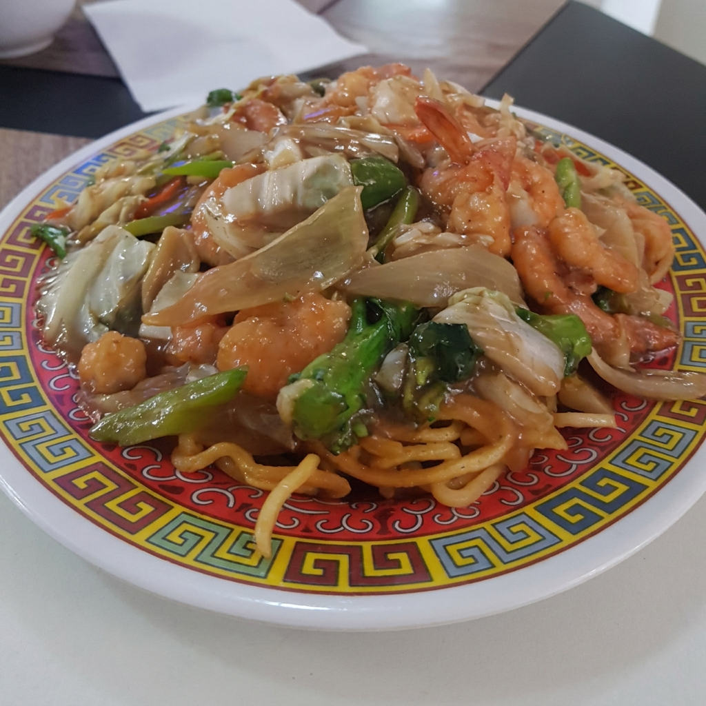Macarrão frito com camarão e vegetais ao shoyu. (serve 2 pessoas)