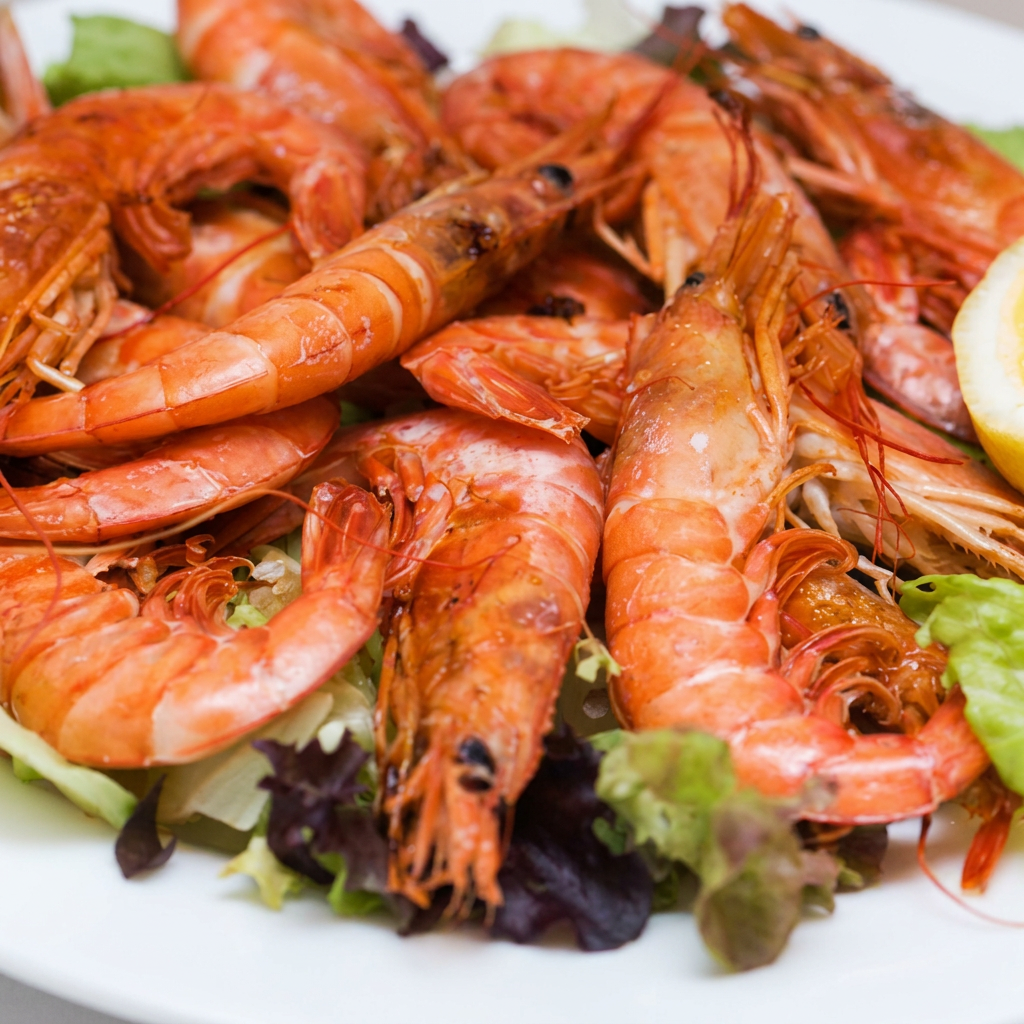 Acompanha farofa e salada .