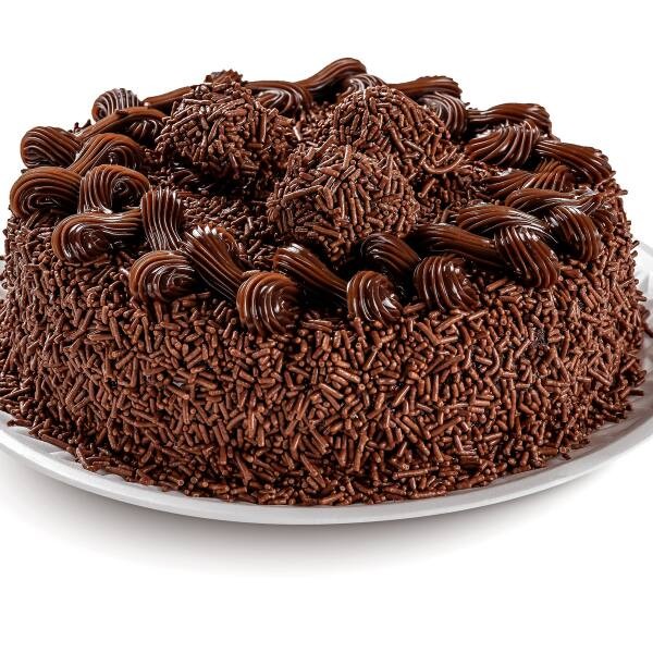 Bolo de chocolate recheado com brigadeiro e coberto com chocolate granulado.