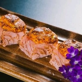 Omelete trufado é umas fatias grossa de salmão , a base de molho trufado com gema de ovo, massarocado finalizado com flor de sal....