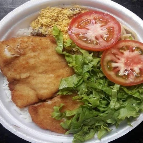Quentinha com arroz, feijão, macarrão, farofa, filé de frango empanado, alface e tomate.