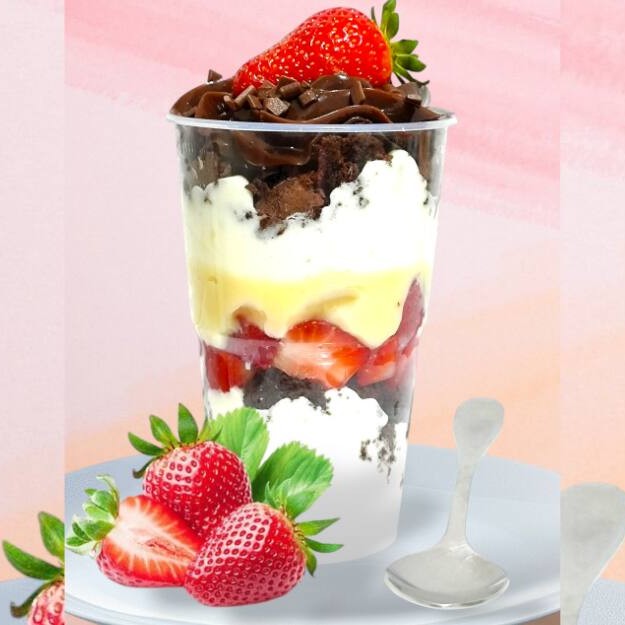 O mais pedido agora está aqui no . Essa maravilha é a combinação perfeita, Aquele doce equilibrado com o azedinho do morango ... Ele é servido no copo de 300ml e suas camadas compõem: Mousse de Ninho, o melhor Brownie do brasil, Morango fresco, e um Brigadeiro de Cacau 50% cremoso ... É Uma Explosão De Sabor... ___Esse produto é servido Super gelado.___           ______Tags______________ Bolo, Brownie, copo da felicidade, bolo no pote, coca cola, chocolate, cookie, Nutella, Ninho, ferreiro rocher, Brownie no pote, morango, chocolate, brigadeiro, bolo vulcão, torta cookie, doces, chocolate, confeitaria, engenhoca , fonseca, Niterói Entrega grátis, taxa grátis, cupom de desconto, banoffe, Bombom de uva, Kinder bueno, red velvet, maracujá.