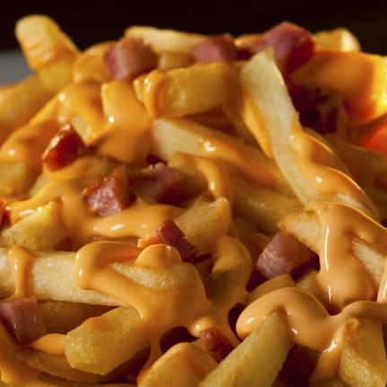 Batata frita, bacon cheddar e molho da casa.