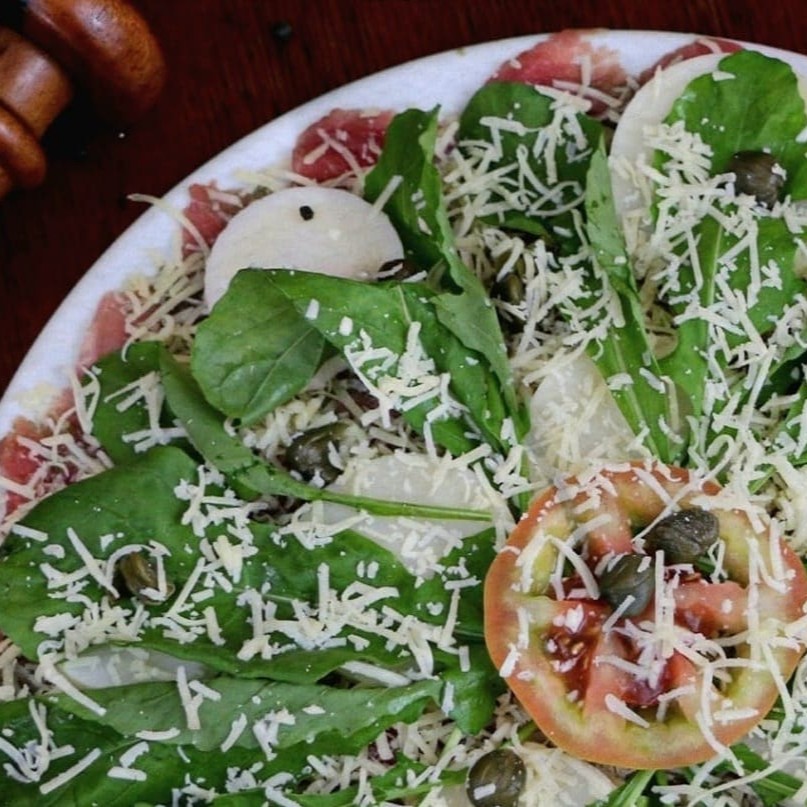 Delicie-se com nosso 'Carpaccio Big Point', um prato sofisticado e saboroso. São finas e suculentas tiras de carne crua, cobertas com a fresca e picante rúcula, suaves rodelas de palmito e parmesão ralado, acrescentando um toque de cremosidade. Tudo isso é complementado com um delicioso molho de alcaparras, que acentua ainda mais os sabores deste prato. Para acompanhar, aproveite nosso Growler de 1 litro de Chopp Noi, com seu sabor encorpado e espuma cremosa. Essa é uma promoção imperdível para os apreciadores de uma boa gastronomia acompanhada de uma bebida de qualidade!