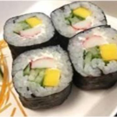 Enrolado de alga recheado com arroz, pepino, kani e manga.