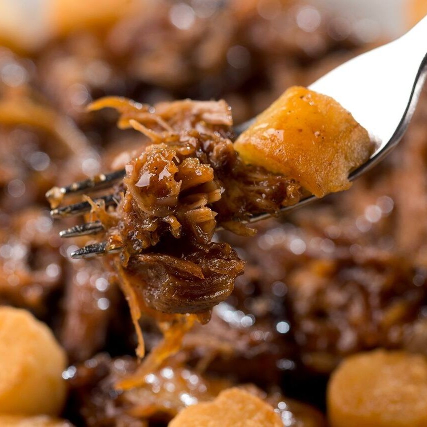 Suculenta costela suina desfiada no molho barbecue, mandioquinha e queijo derretido