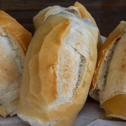 Pão Macio e fresquinho. Amanheciado, próprio para churrasco.