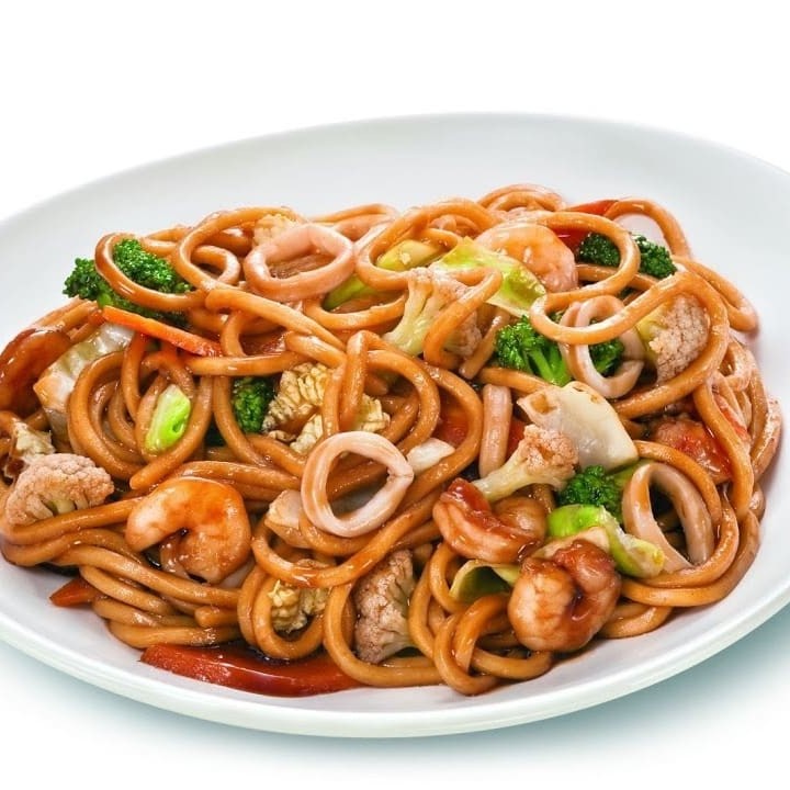 Macarrão, legumes, salmão, lula, camarão, polvo, atum e peixe branco.