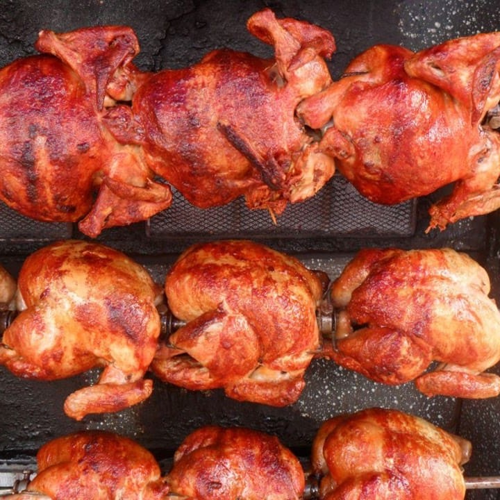 2 Frangos Assados Com Farofa + Porção De 1 Batata Chips 400 Gr Um Belo Pedido Para A Familia Se Reunir A Mesa E Aproveitar Um Almoço.