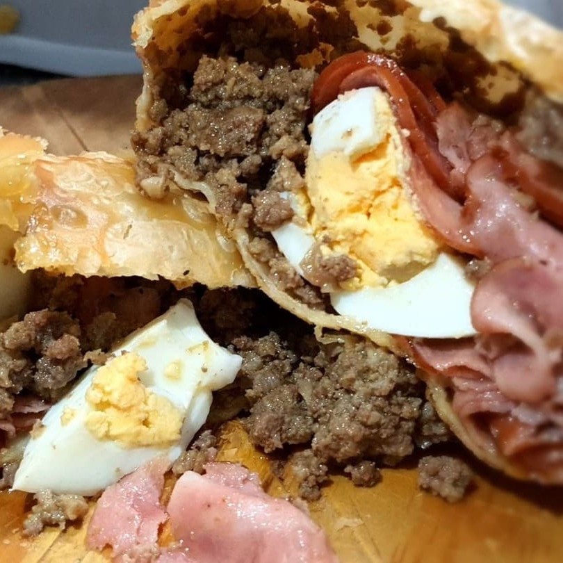 Carne moída com ovos e bacon frito