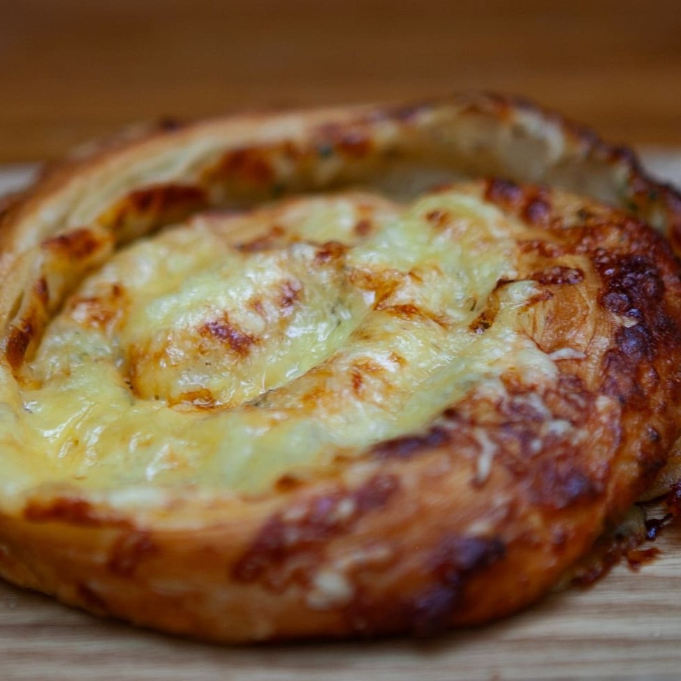 Massa folhada com mix de queijos.