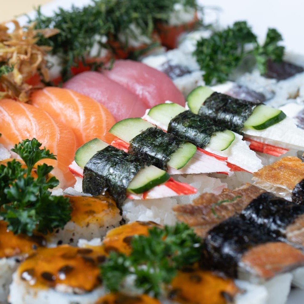 Opção 1 (15 peças): 2 niguiri kani +1 niguiri atum + 1 niguiri salmão + 2 niguiri skin + 5 uramaki atum + 4 gunkan cream cheese     Opção 2 (40 peças): 4 niguiri kani +2 niguiri atum + 2 niguiri salmão + 4 niguiri skin + 10 uramaki atum + 10 uramaki salmão crunch +  4 gunkan cream cheese + 4 gunkan couve   (Imagem meramente ilustrativa)