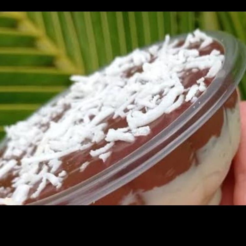 Docinho de cocô com cobertura de ganache de chocolate e cocô ralado por cima