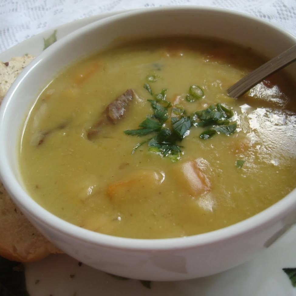 Desfrute da nossa deliciosa Sopa de Ervilha, cuidadosamente preparada com 500ml de puro sabor. Este prato, pertencente à categoria de 'Caldos Prontos', é meticulosamente elaborado com bacon e linguiça de altíssima qualidade, o que lhe confere um sabor irresistível e único. Pronta para consumo, a porção vem em uma prática embalagem que pode ser levada diretamente ao microondas. Experimente a conveniência e o sabor caseiro desta sopa em um prático pote de 500ml. Ideal para aqueles que apreciam uma refeição rápida, nutritiva e deliciosa.