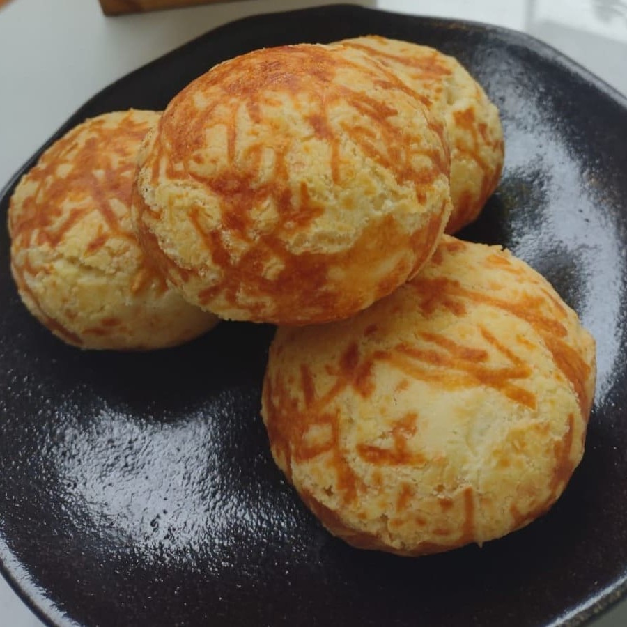 Nosso Pão de Queijo é um deleite brasileiro, produzido com queijo de alta qualidade que lhe confere um sabor inigualável. Cada mordida revela uma textura macia e leve, com um exterior dourado e crocante. Além disso, é uma opção sem glúten, ideal para quem busca um deleite saudável e delicioso. Aproveite cada unidade desta maravilha culinária que preparamos especialmente para você!