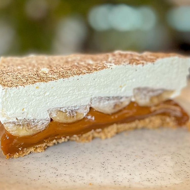 Nossa torta banoffe, com base de biscoito maizena com canela, saboroso doce de leite, bananas in natura, finalizado com o incrível creme de chantilly e polvilhado com canela.