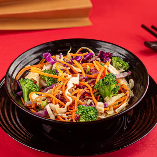 Brócolis, cenoura, repolho roxo, repolho verde grelhados na panela e temperado com molho shoyu e especiarias.