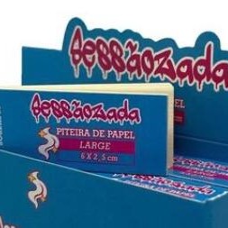 A  Piteira Sessãozada Large é a solução perfeita para quem procura qualidade e eficiência em seus momentos de fumar. Com um design prático de 6 x 2,5 cm, este display vem com 1 livreto, cada um contendo 32 piteiras. Feitas em papel vergê de 120 g/m², as piteiras garantem uma experiência de fumar suave e confortável, com a robustez necessária para um desempenho excelente. Além disso, são livres de cloro, o que proporciona uma alternativa mais ecológica e saudável. Ideal para quem valoriza produtos de alta qualidade e preocupação ambiental.    Características do produto - Marca: Sessãozada - Quantidade: Cada livreto contém 32 piteiras - Modelo: Large