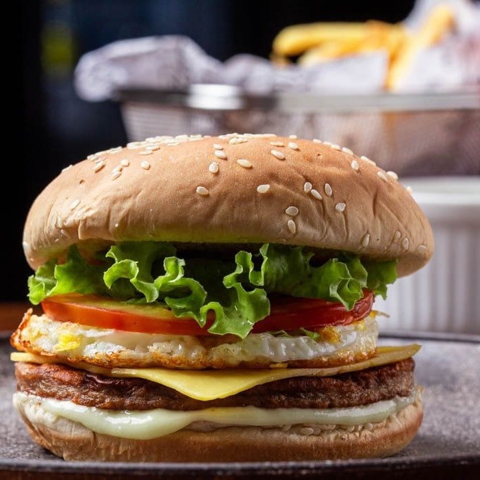 Pão,Carne, Queijo,Ovo, Salada E Maionese.