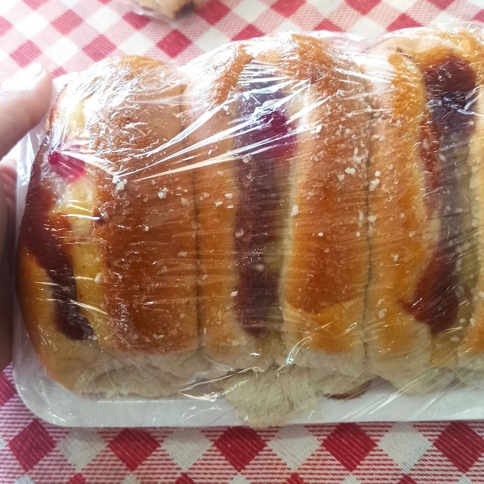 Bandeja com 3 Pães doce de creme.