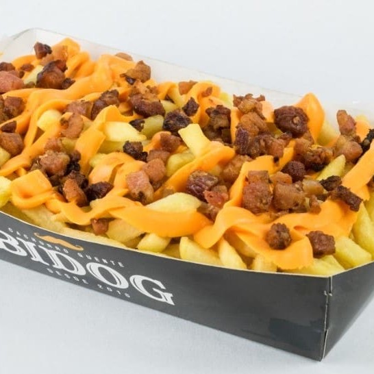 Batata frita sequinha e crocante com bacon em cubo e muito cheddar. Servem duas pessoas.