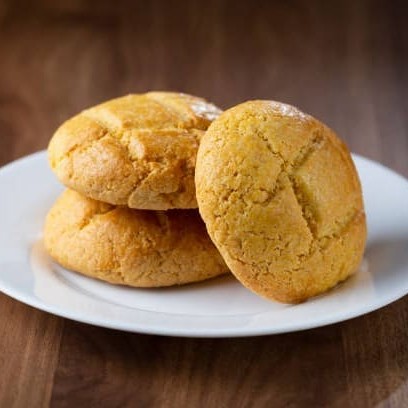 Apresentamos a nossa autêntica 'Broa de Milho', uma estrela. Esta broa, que dispensa a erva-doce, é meticulosamente criada com um processo que não só intensifica o sabor do milho, como também garante uma textura inigualável. Cada mordida revela a crocancia da crosta dourada e a suavidade do interior, resultando em uma experiência culinária indescritível. Uma verdadeira homenagem à tradição panificadora!