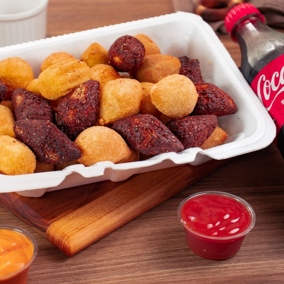 (40 Salgados de 20g cada) - Escolha Seu Preferido: Coxinhas, Bolinhas de Queijo, Risole Presunto e Queijo, Bolinho de Calabresa e Kibe. Fritos Na Hora!! Sem Contar a Coca Cola De 600ml que Vai chegar ai Trincando de Gelo.