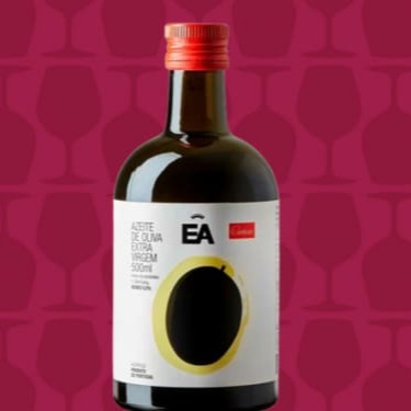 O Azeite de Oliva Extra Virgem Ea é produzido em Portugal, um blend das melhores azeitonas, seguindo um critério rigoroso de seleção. O resultado é uma complexidade de aromas, frescor e harmonia no frutado, com uma picância no final. Este azeite é versátil, podendo ser utilizado tanto em pratos frios quanto quentes.