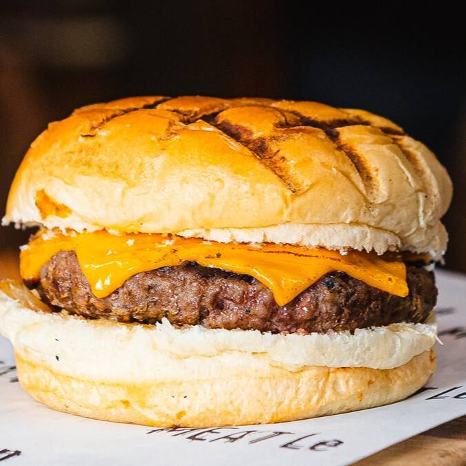 O Amazonika Burger ganhou esse nome por um motivo: ele é bem do jeitinho que a gente acredita que um hambúrguer tem que ser. Apostamos no potencial de ingredientes inovadores, como a fibra de caju, em substituição a carne, e a pimenta indígena assîsî, para criar um burger rico em proteína e livre de corantes artificiais.
Acompanha cheddar cremoso, e cebola caramelizada.