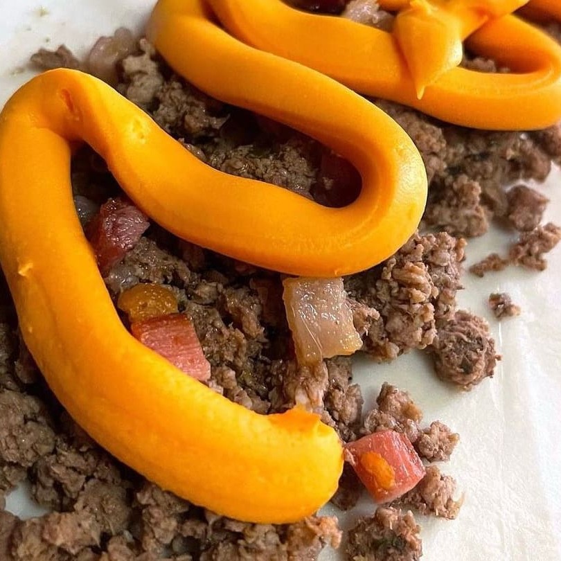 Apresentamos a você a sublime 'Carne Cheddar e Bacon', um pastel premium que é a personificação perfeita de sabor e textura. Esta deliciosa iguaria combina a riqueza da carne tenra, a suavidade sedutora do cheddar derretido e a crocância do bacon tostado, todos envolvidos em uma massa dourada e crocante, que é simplesmente irresistível. A cada mordida, esta obra-prima culinária promete uma explosão de sabor que fará seus sentidos dançarem de alegria. Experimente e seja transportado para um verdadeiro paraíso gastronômico.