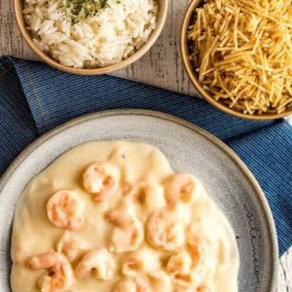 Delicioso Camarão  salteado  no azeite com um Molho 4 Queijos  inesquecível   Com arroz Branquinho  , salada verde e um complemento  a sua escolha    Pra uma experiência incrível   Arroz  ,camarão  com Molho 4 Queijos , complemento + salada verde