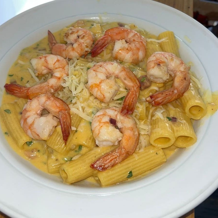 Massa rigatoni, acompanhada de molho carbonara e camarao