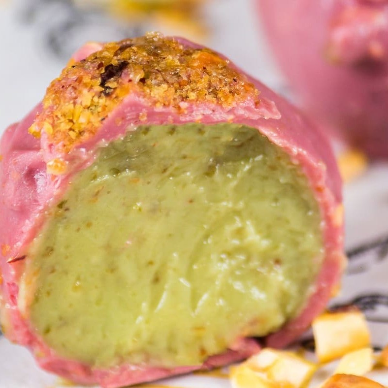 Bombom feito com nosso delicioso brigadeiro de pistache e coberto com chocolate belga ruby.