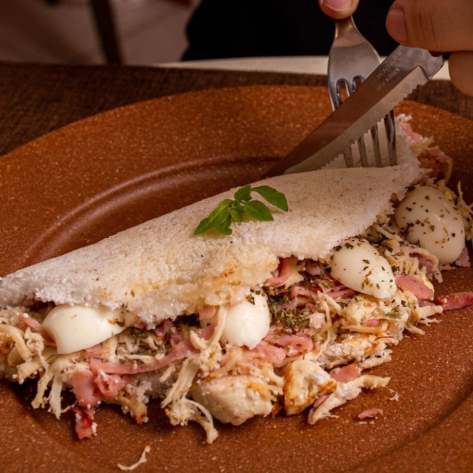 Muçarela, presunto, frango, ovo de codorna, orégano.