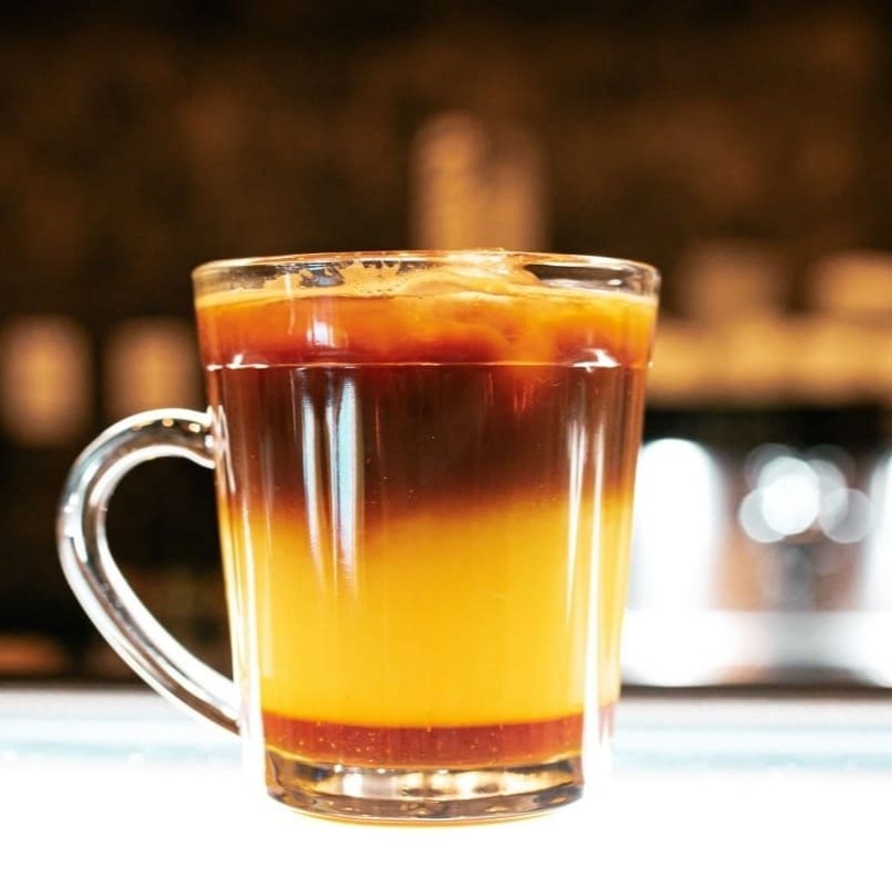 Espresso, suco de laranja, suco de limão, melaço de cana e gelo.