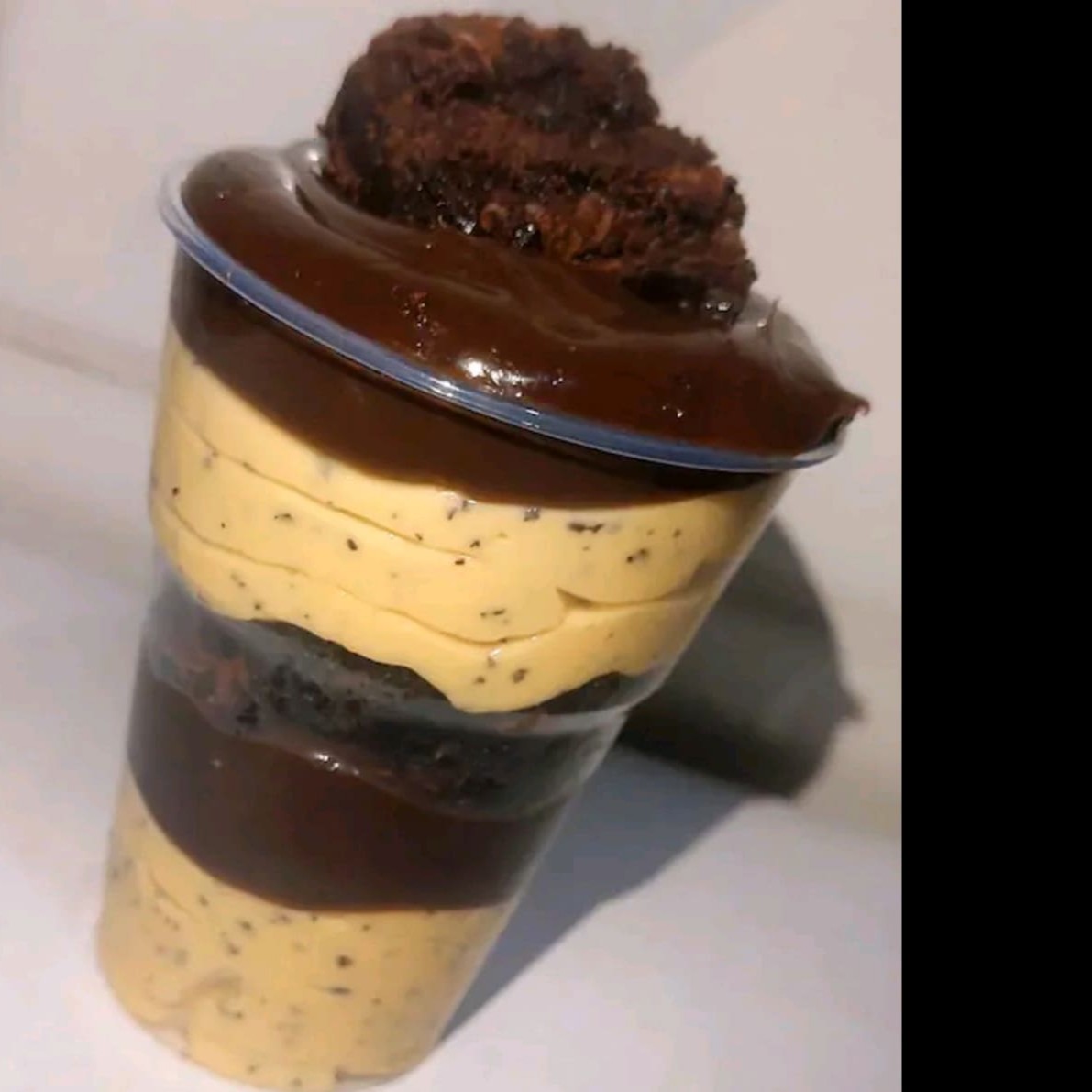 Mousse de maracujá com brigadeiro gourmet e brownie.