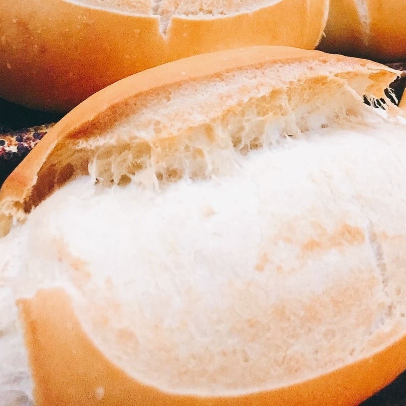 Pão francês crocante por fora e bem macio por dentro. (aprox. 50g cada)
