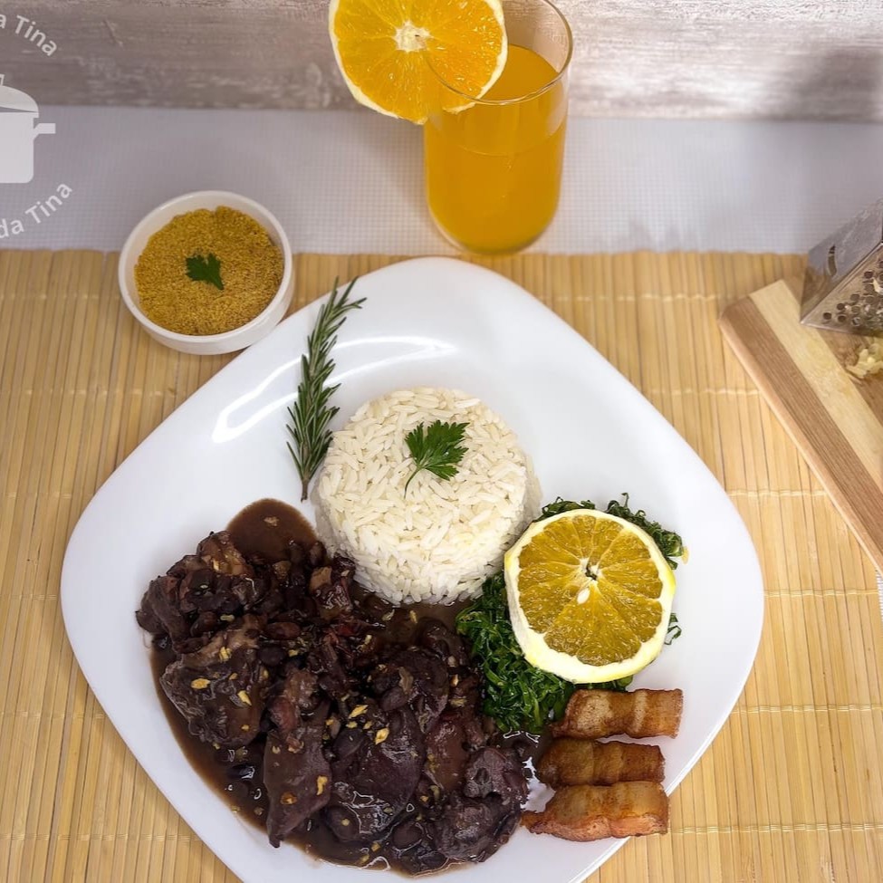 Feijoada individual!! Acompanha pé, linguiça, bacon, carne seca e costelinha, arroz, farofa, couve e torresmo