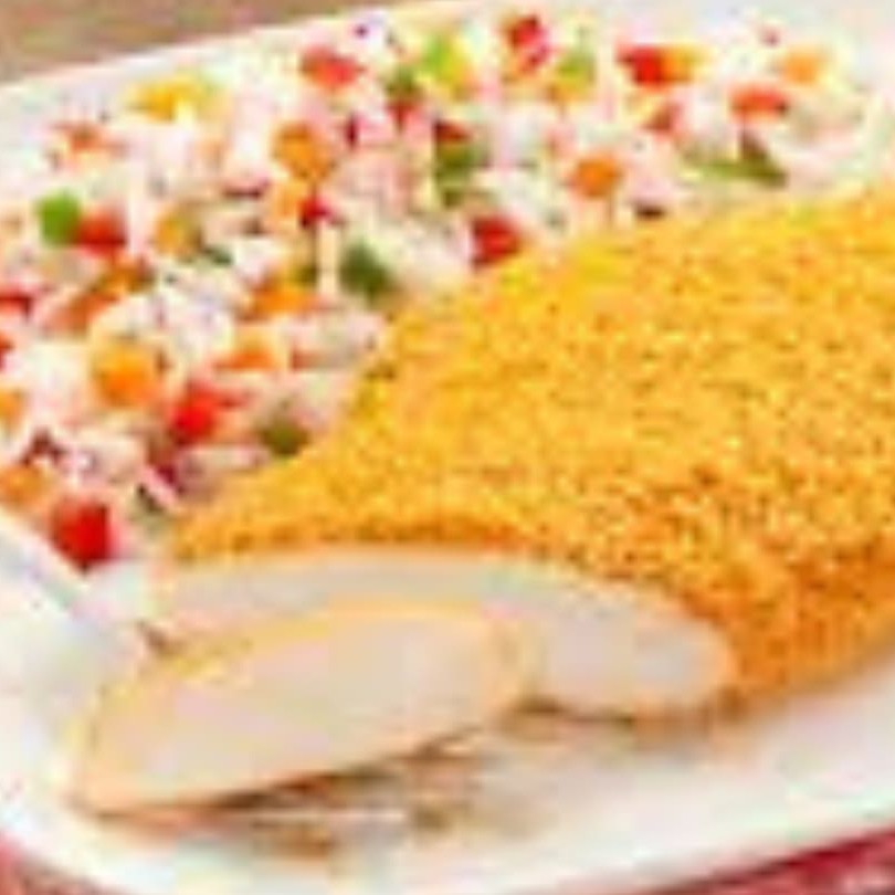 Delicioso filé de frango a milanesa que acompanha Arroz à Grega e Fritas