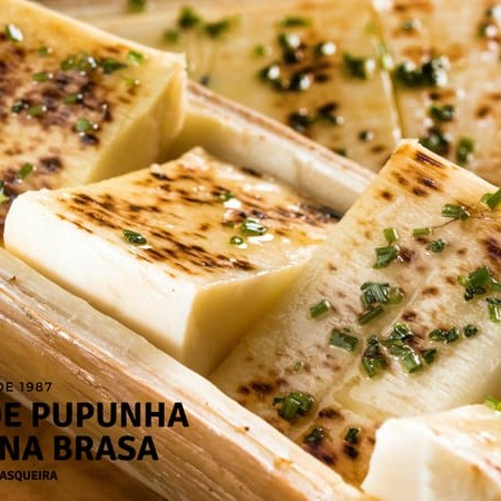 Palmito de pupunha assado na brasa, com manteiga de ervas.