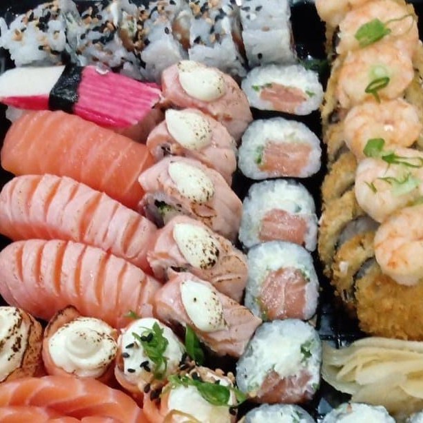 Combo show acompanha 6 Joy, 4 Sushi, 10 makimono, 10 urakami, 4 sashimi salmão, 4 sashimi peixe branco, 6 filadélfia , 6 ebi hot.