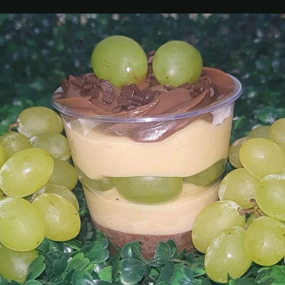 Surpresinha de Uva Uma combinação irresistível! Camadas de creme de Ninho super cremoso, uvas verdes sem sementes, e finalizada com uma generosa porção de creme de chocolate nobre e granulé crocante, acompanhada de mais uvas fresquinhas. Delicioso, refrescante e surpreendente do início ao fim!  Servido em potinho de 145 ml, com peso aproximado de 250g.