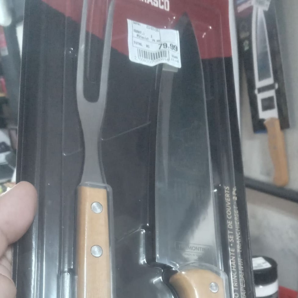 Eleve o nível do seu churrasco com o Kit para Churrasco Trinchante 2 Peças Dynamic Tramontina, o churrasco da sua casa nunca esteve tão completo. Com o Jogo Trinchante Tramontina Churrasco com Lâminas em Aço Inox e Cabos de Madeira Natural 2 Peças servir seus convidados será ainda mais prático! Saboroso!      A faca e o garfo trinchante do jogo possuem lâminas em aço inox e características únicas. A faca de oito polegadas garante maior durabilidade do fio de corte devido ao tratamento térmico e garfo conta com maior espessura e uma estampagem do aço que garante maior resistência.      São dois produtos especiais que ainda embelezam na hora de servir. Com cabo de madeira natural, eles levam mais conforto e bem-estar para o momento de servir o churrasco.