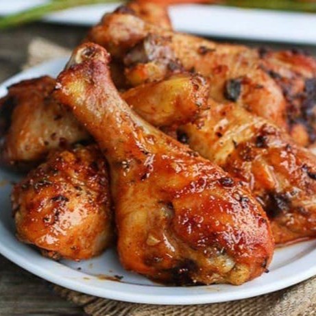 Arroz , feijão , macarrão,farofa,salada, maionese ou batata frita .