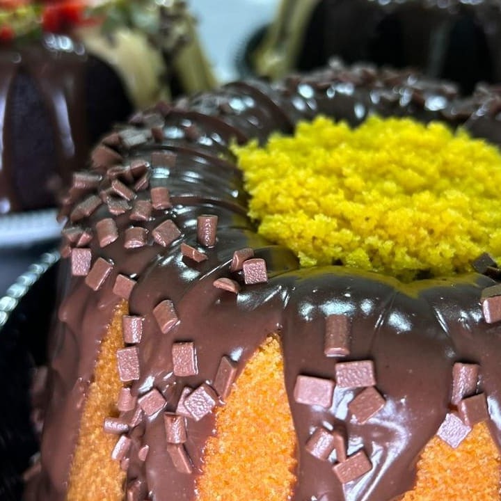 Dois sabores pra explodir de felicidade: um vulcão de cenoura com muuuito chocolate e um duo com morangos. É o combo perfeito pra dividir com a galera (ou não )!