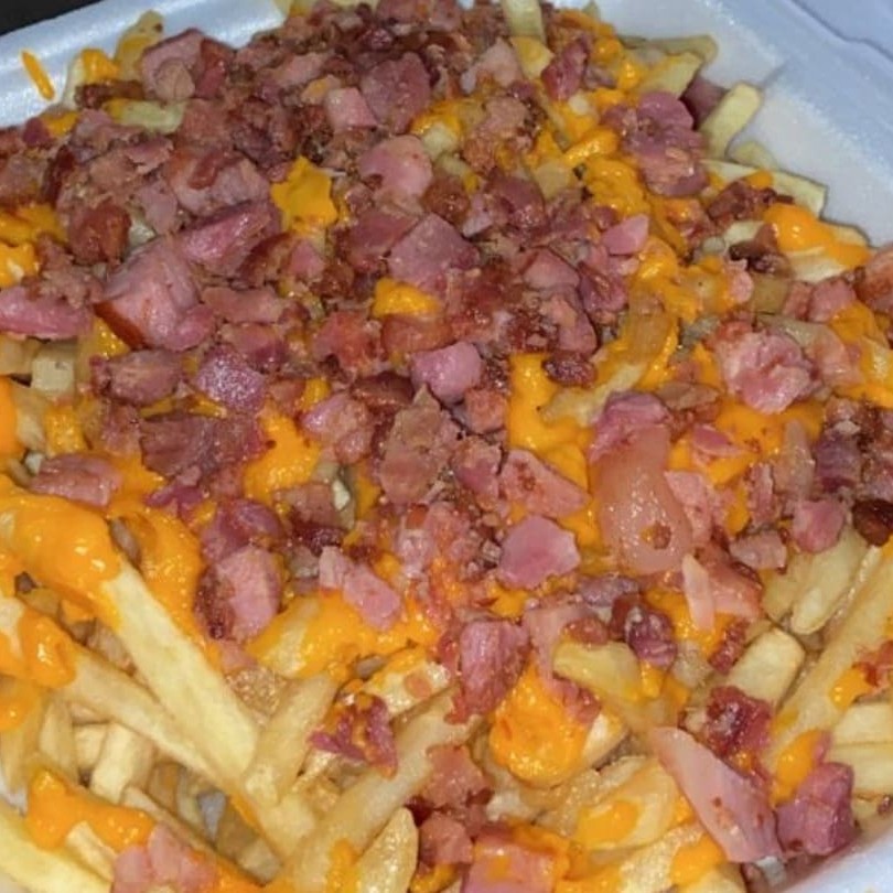 Batata frita turbinada com calabresa, catupirí, cheddar e bacon.